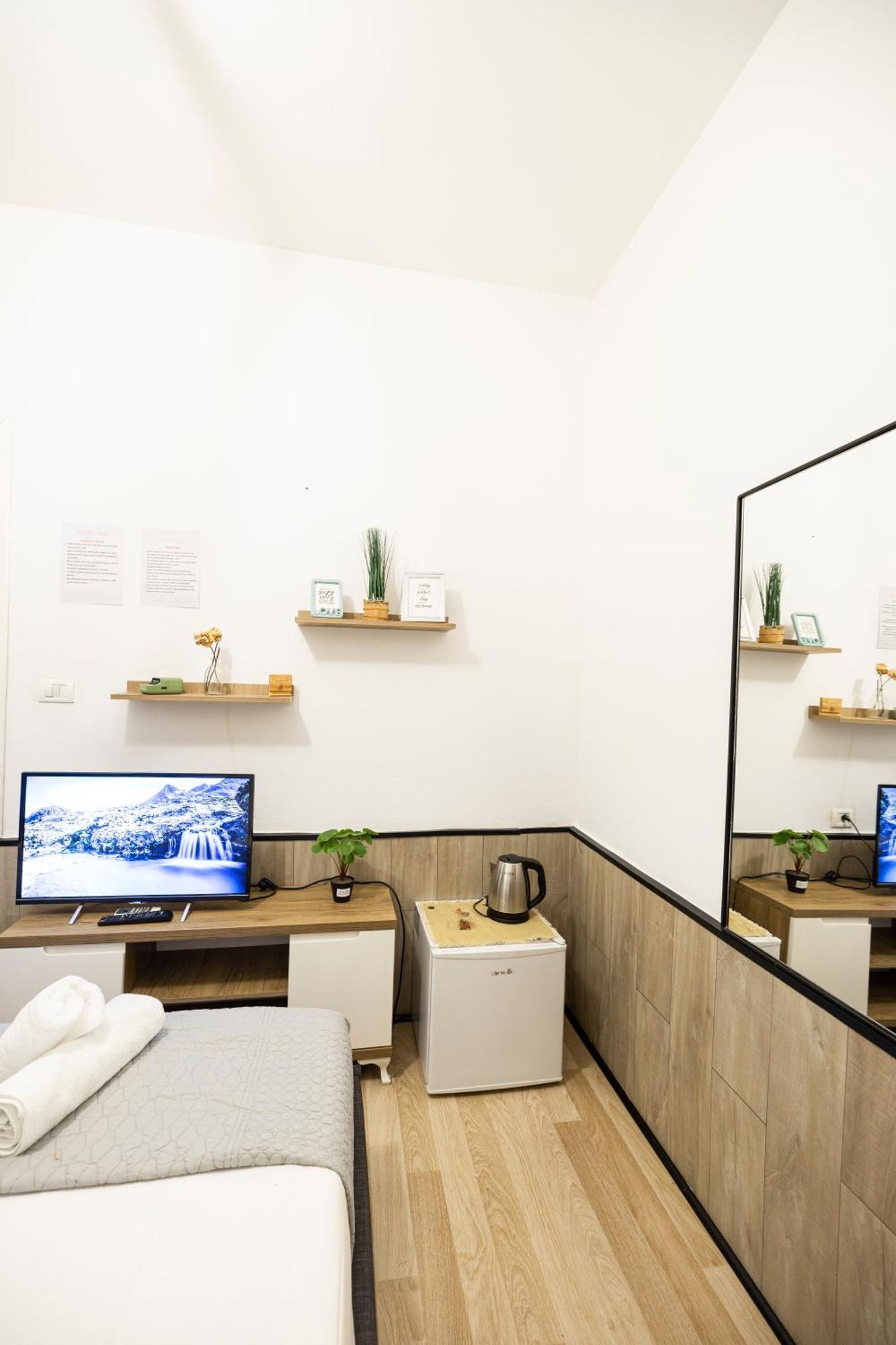 Tiny Cute Studio Near The City Center - 5 Min Walk Tiranë Luaran gambar